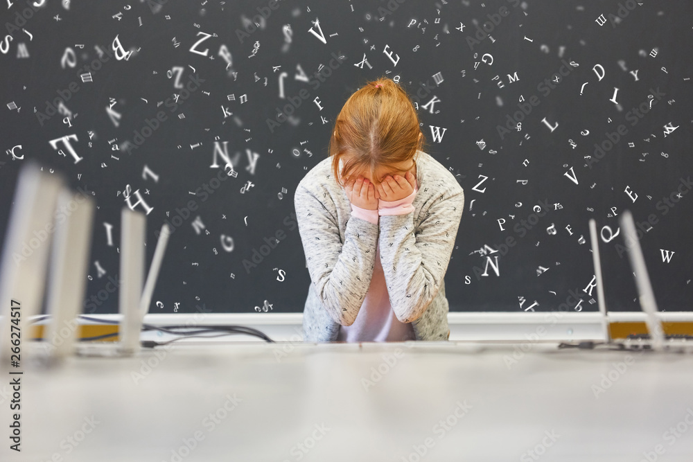 Mädchen mit Dyslexie oder Legasthenie in Schule