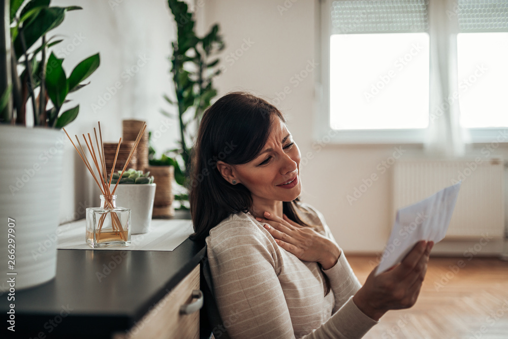 美丽的女人在家里被一封信感动了。