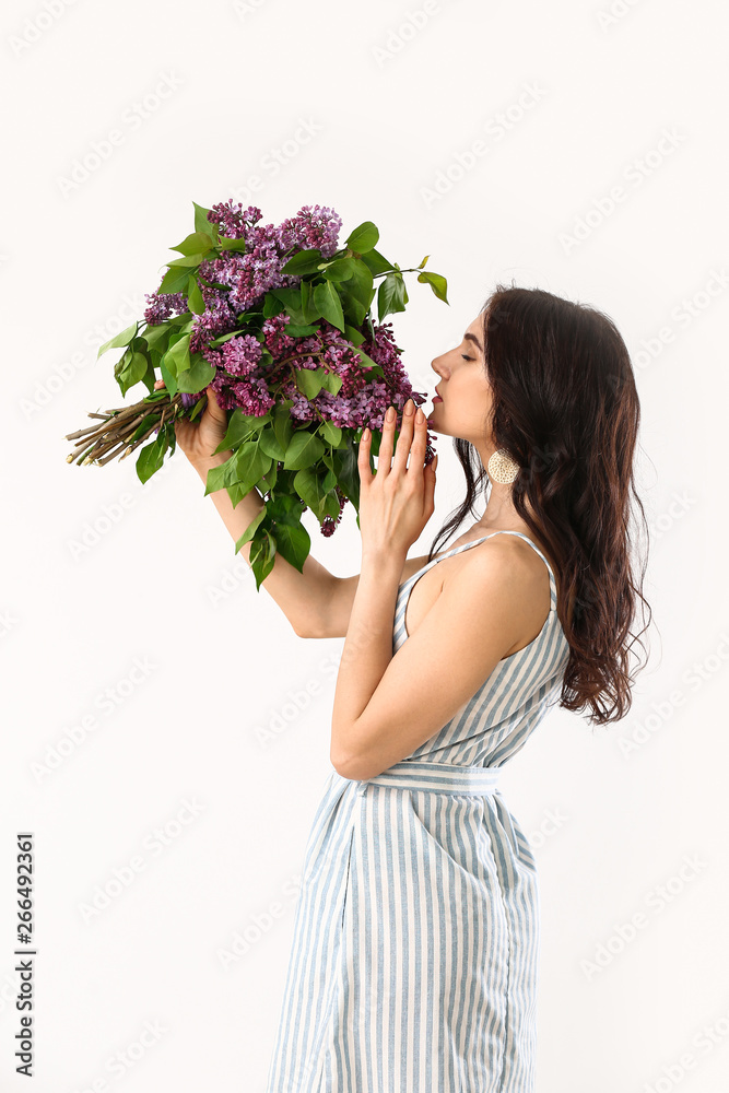 美丽的年轻女子，白色背景上有一束淡紫色的花