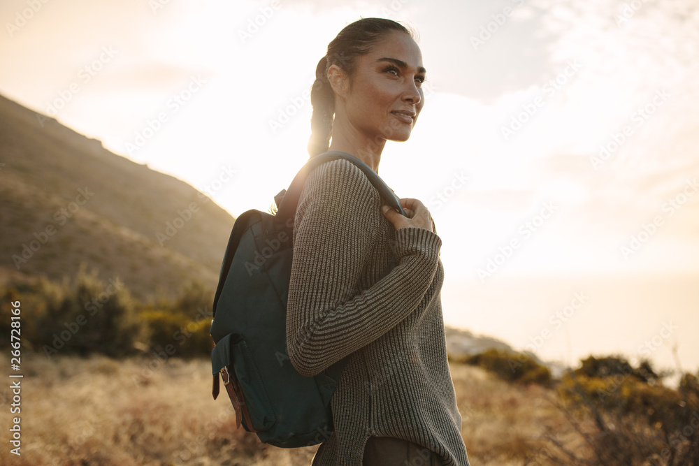 登山中的女人