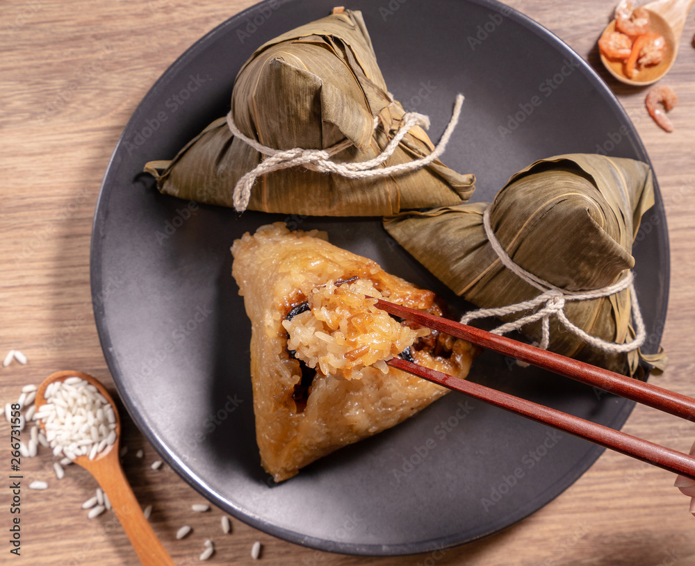 粽子，女人在木桌上吃蒸饺，端午节端午节食物