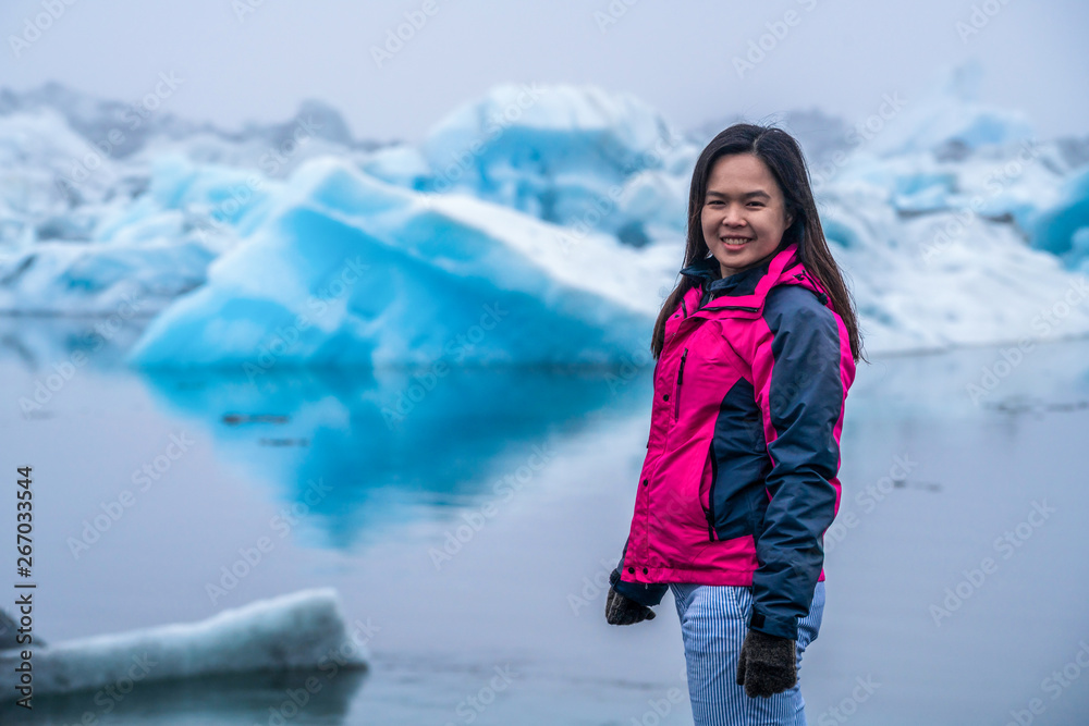 女旅行者前往冰岛美丽的Jokulsarlon冰川泻湖。Jokulsallon是一个著名的d