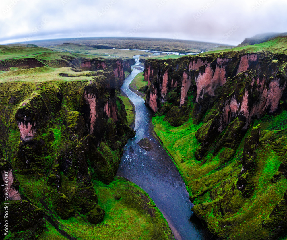 冰岛Fjadrargljufur独特的景观。顶级旅游目的地。FjadraargljufurCanyon是一个m