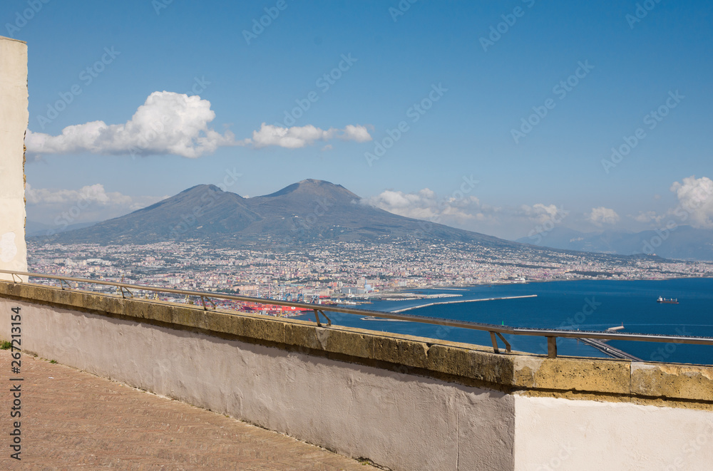 背景是那不勒斯和维苏威火山的全景