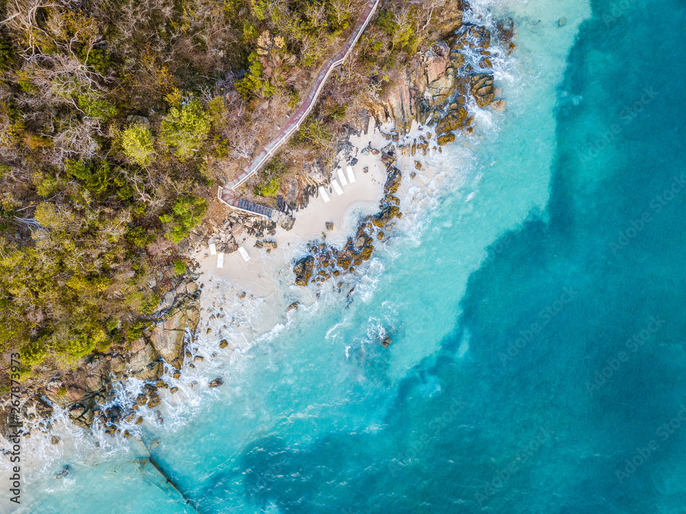 热带海滩冲浪的航拍照片