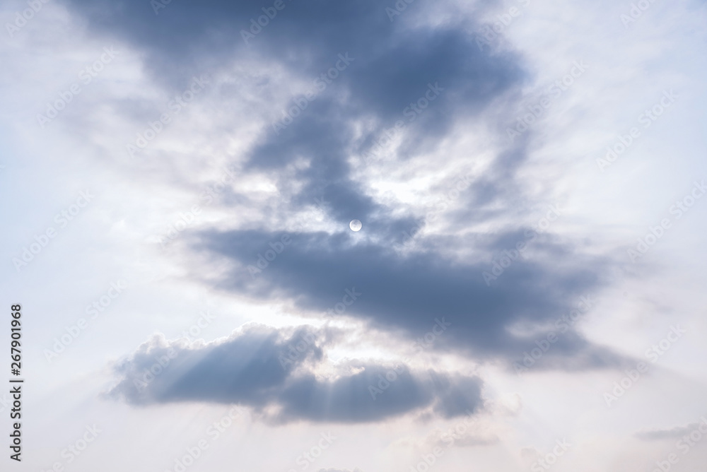 太阳挡住了天空中的云彩