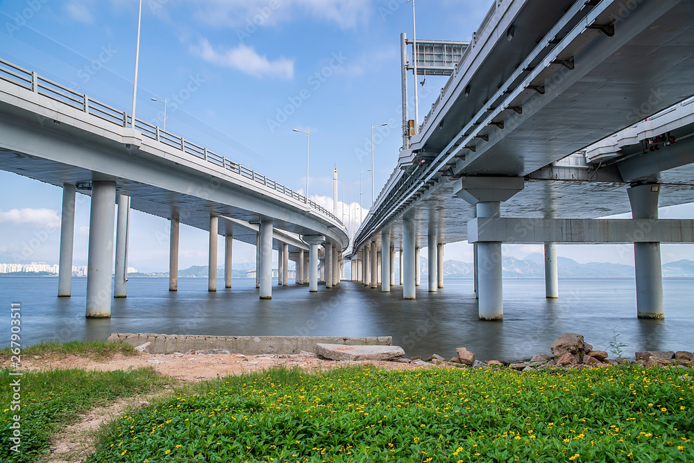 广东省深圳湾公路大桥桥墩结构桥梁施工，C