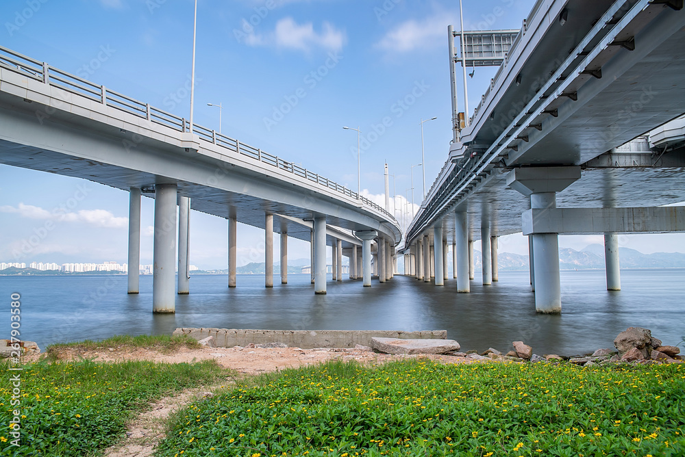 广东省深圳湾公路大桥桥墩结构桥梁施工，C