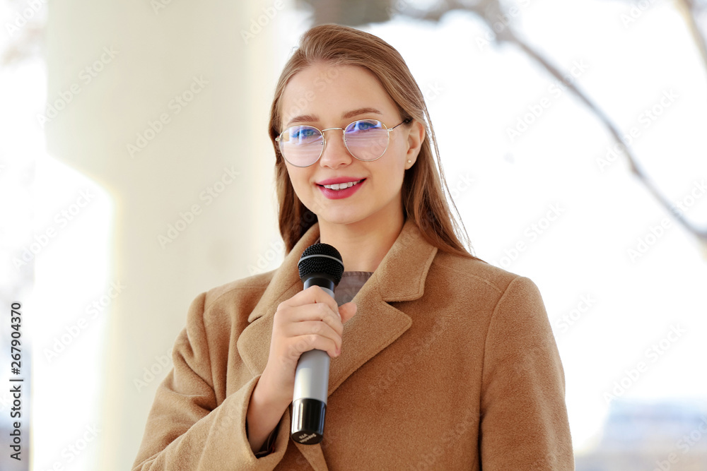 户外带麦克风的美女记者