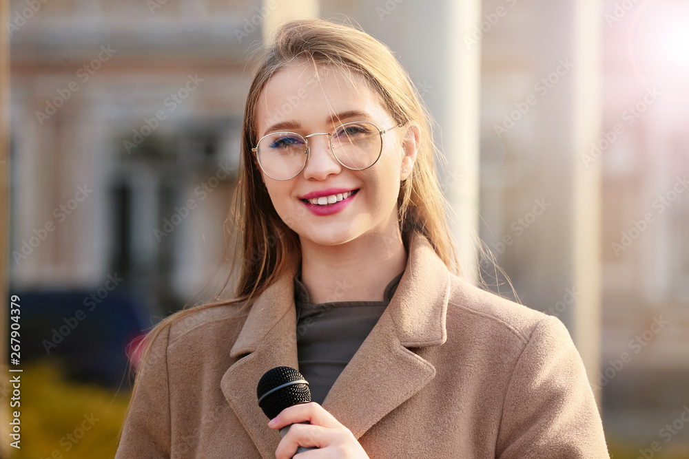 户外带麦克风的美女记者