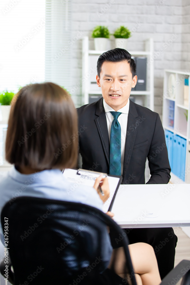 亚洲男性求职面试