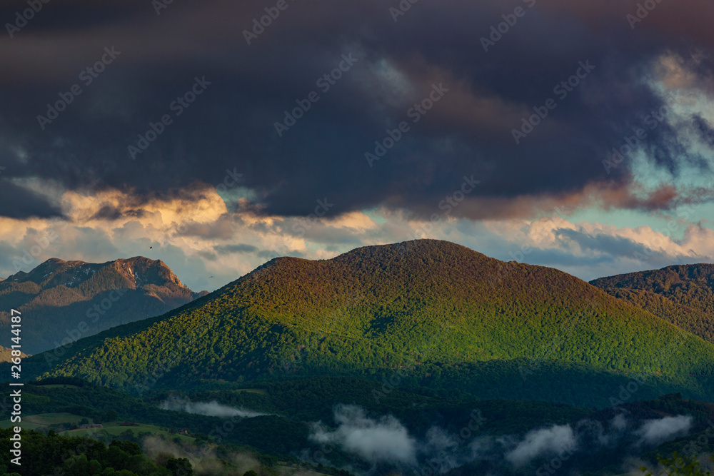 Panorama der Französischen Pyrenäen bei Sonnenuntergang