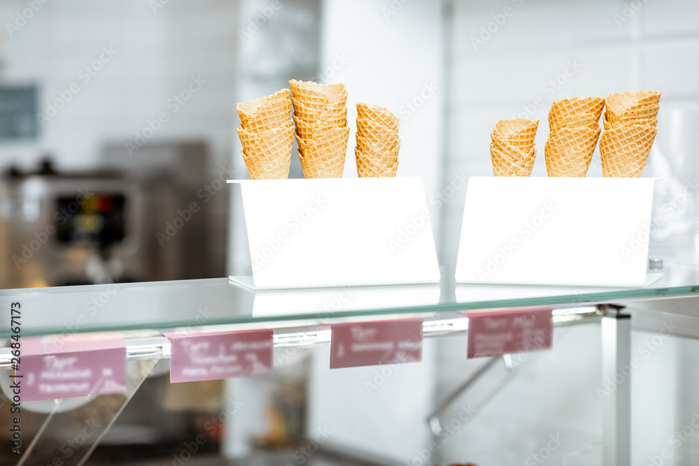 糕点店白色摊位上的华夫饼蛋卷特写