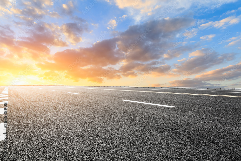 空旷的道路和天空自然景观