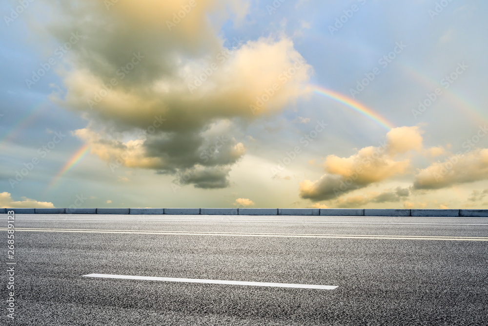 空旷的道路和天空自然景观