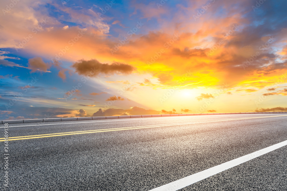 空旷的道路和天空自然景观