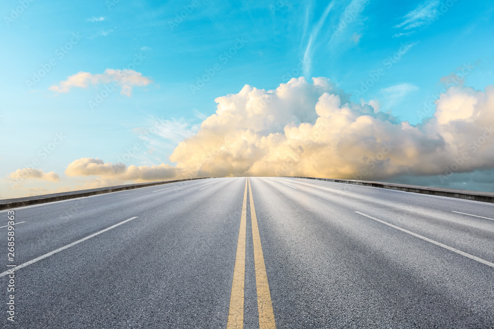 空旷的道路和天空自然景观