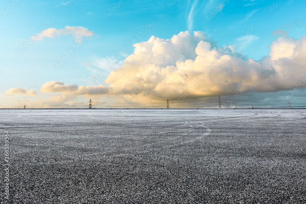 日出时空旷的赛道和天空自然景观