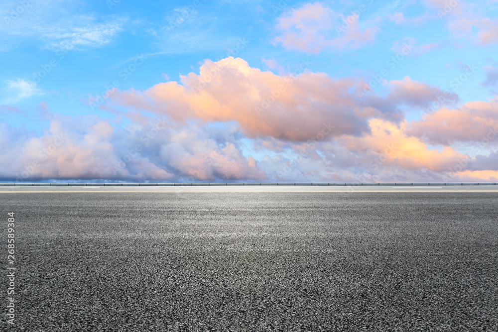 日出时空旷的道路和天空自然景观