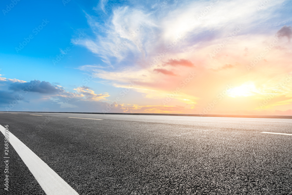 空旷的道路和天空自然景观