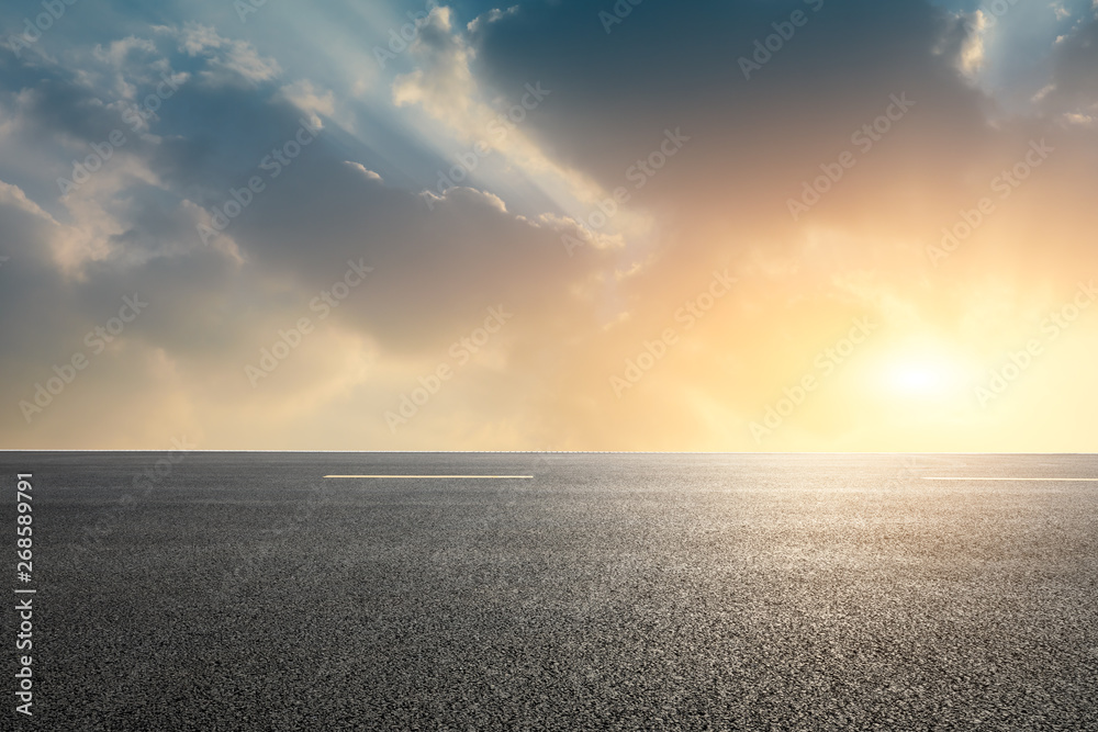 空旷的道路和天空自然景观