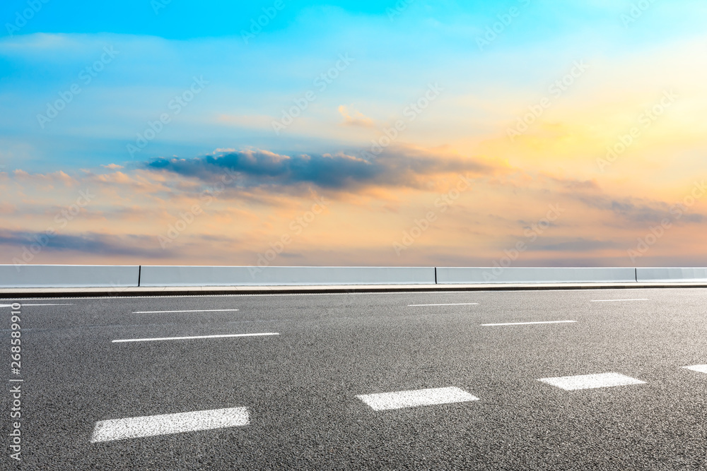 空旷的道路和天空自然景观