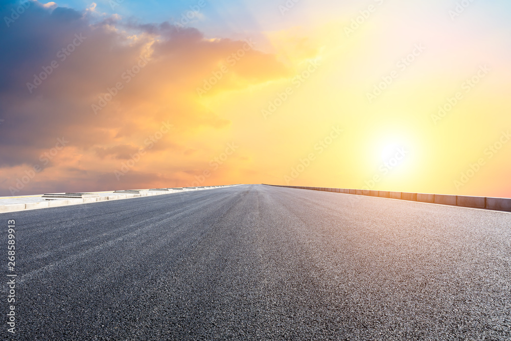 空旷的道路和天空自然景观