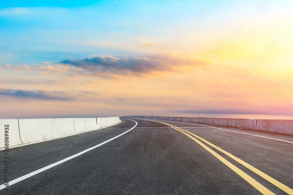 空旷的道路和天空自然景观