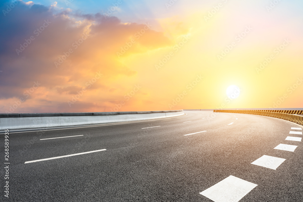 空旷的道路和天空自然景观