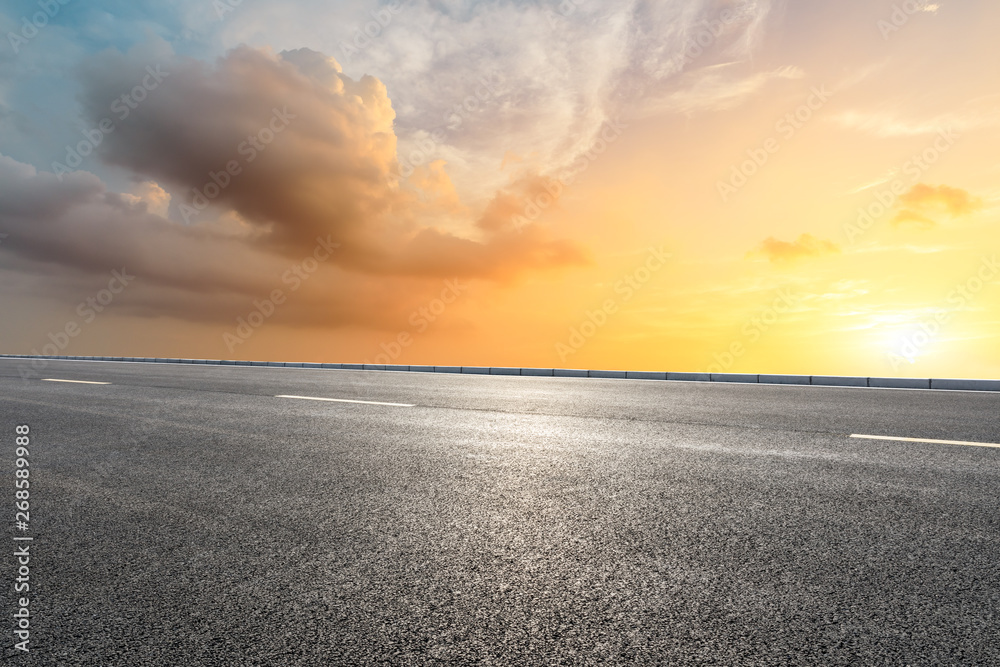 空旷的道路和天空自然景观