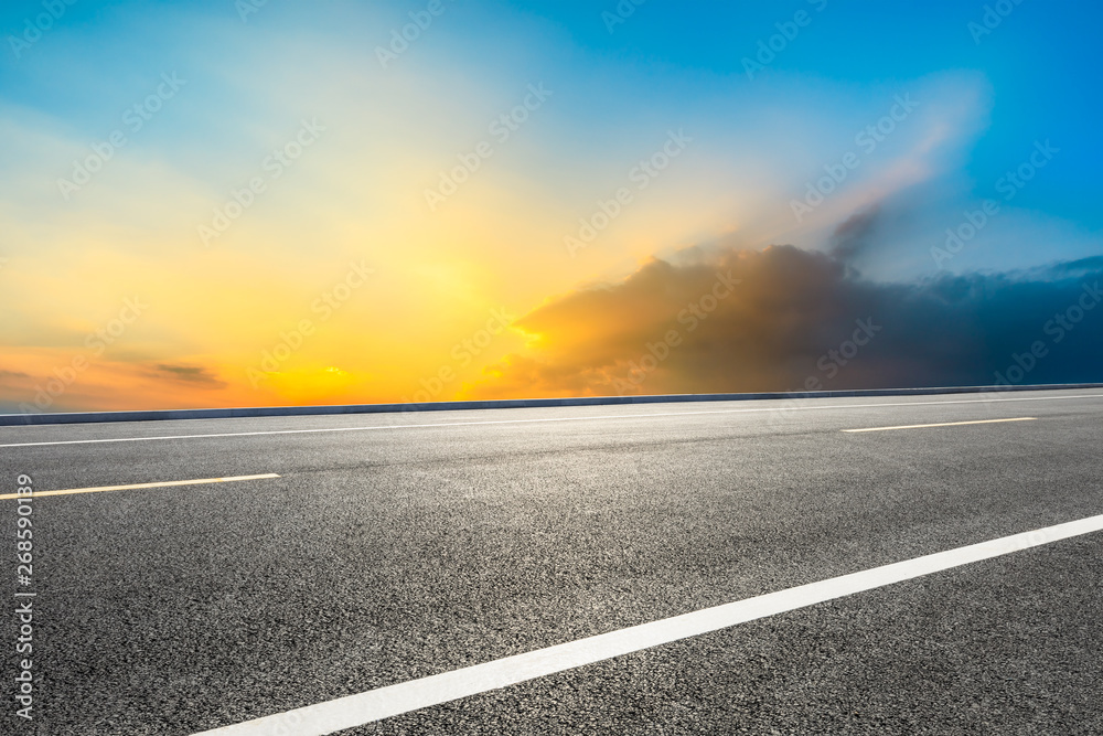 空旷的道路和天空自然景观