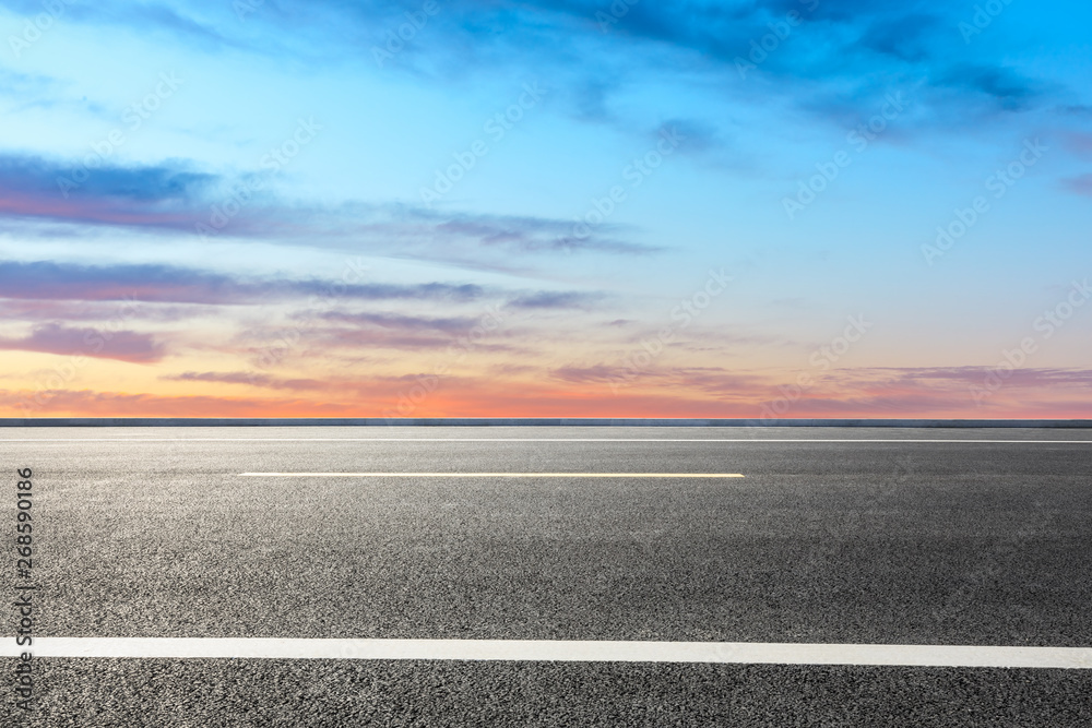 空旷的道路和天空自然景观