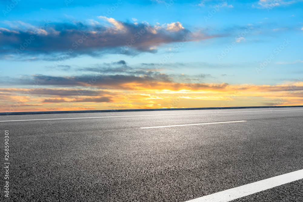 空旷的道路和天空自然景观