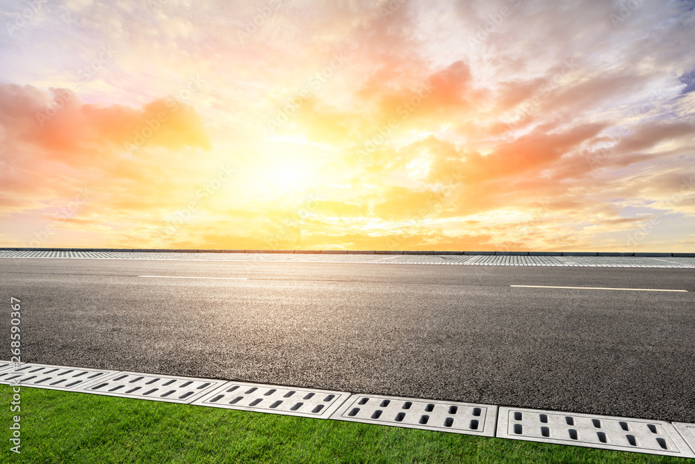 空旷的道路和天空自然景观