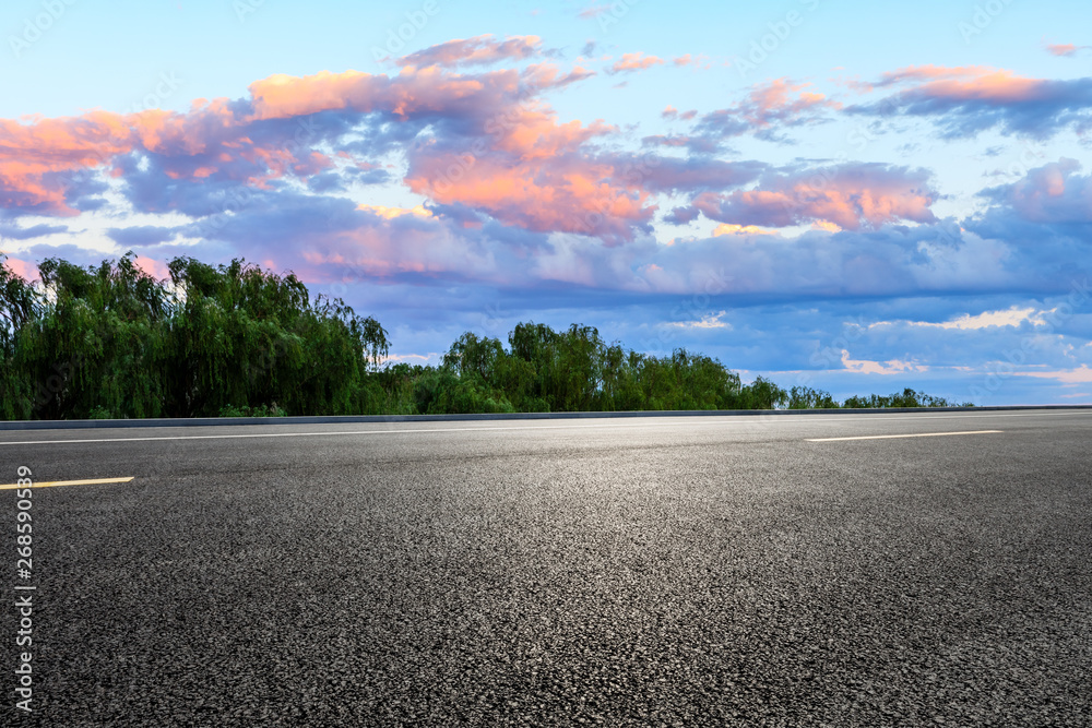 空旷的道路和天空自然景观