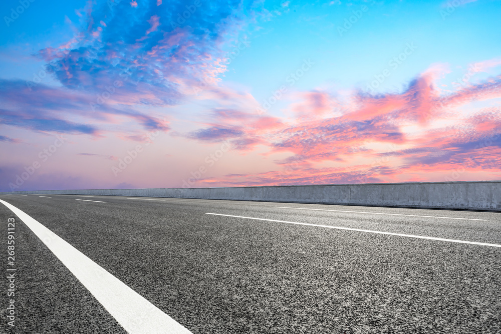 日出时空旷的道路和天空自然景观