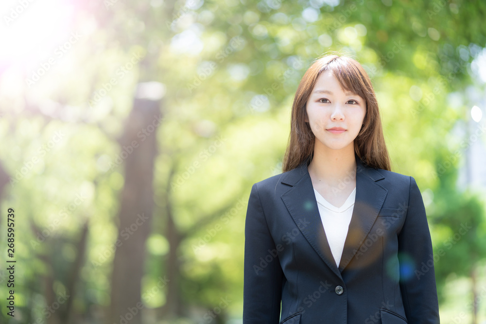 公園でリラックスする女性