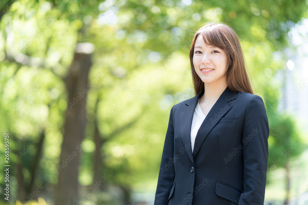 公園でリラックスする女性