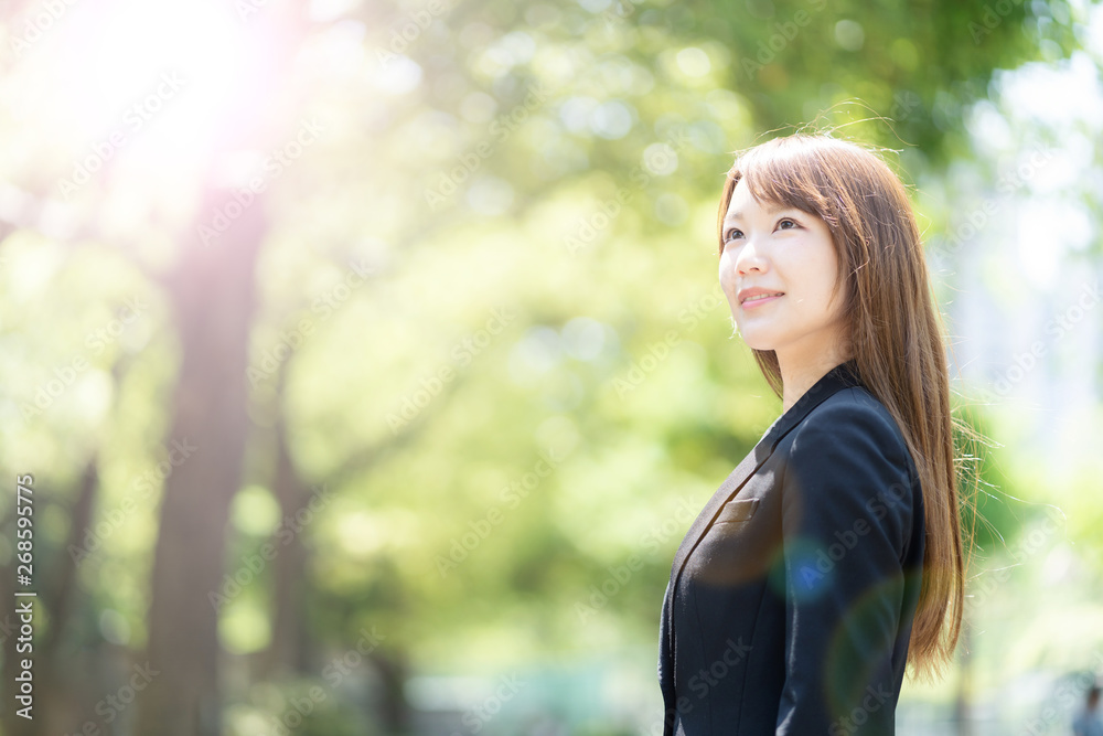 公園でリラックスする女性