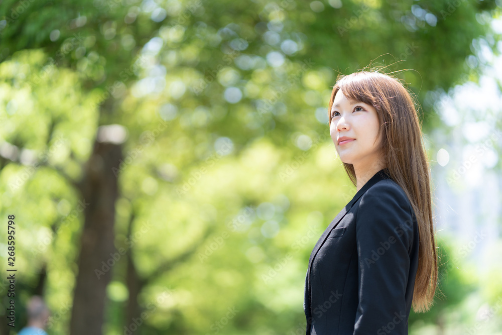 公園でリラックスする女性