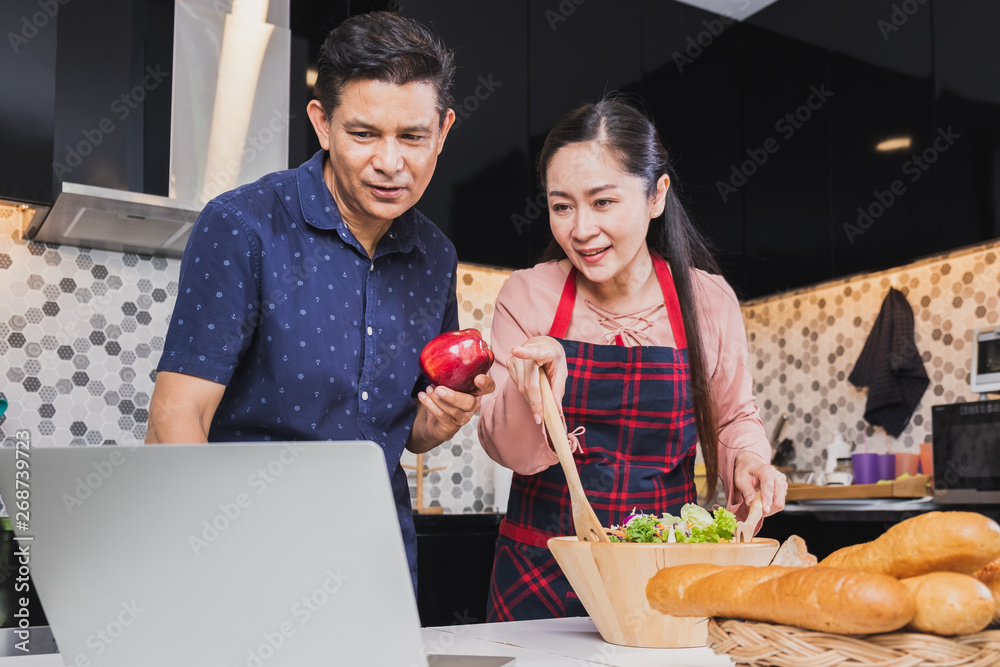 亚洲老年夫妇喜欢在家厨房做饭