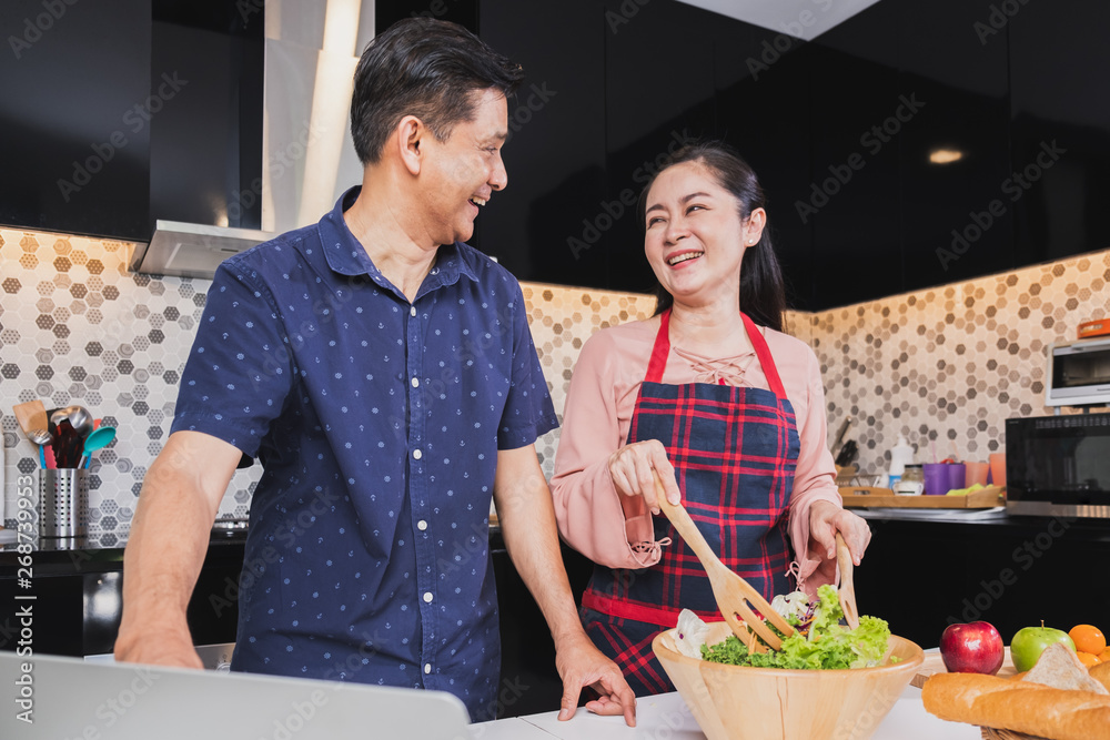 亚洲老年夫妇喜欢在家厨房做饭