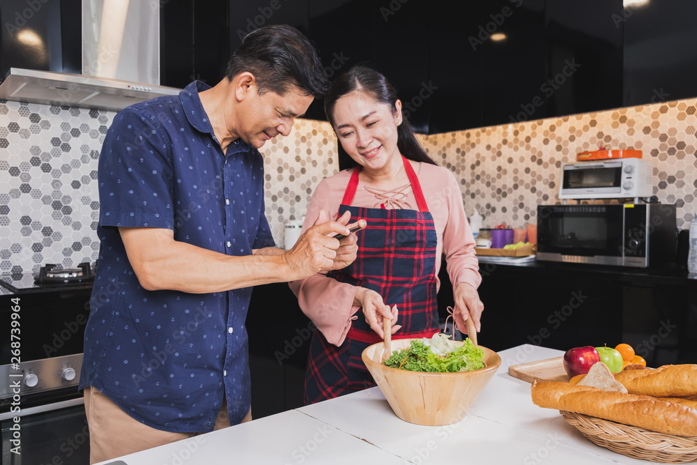 亚洲高级夫妇喜欢在家厨房做饭