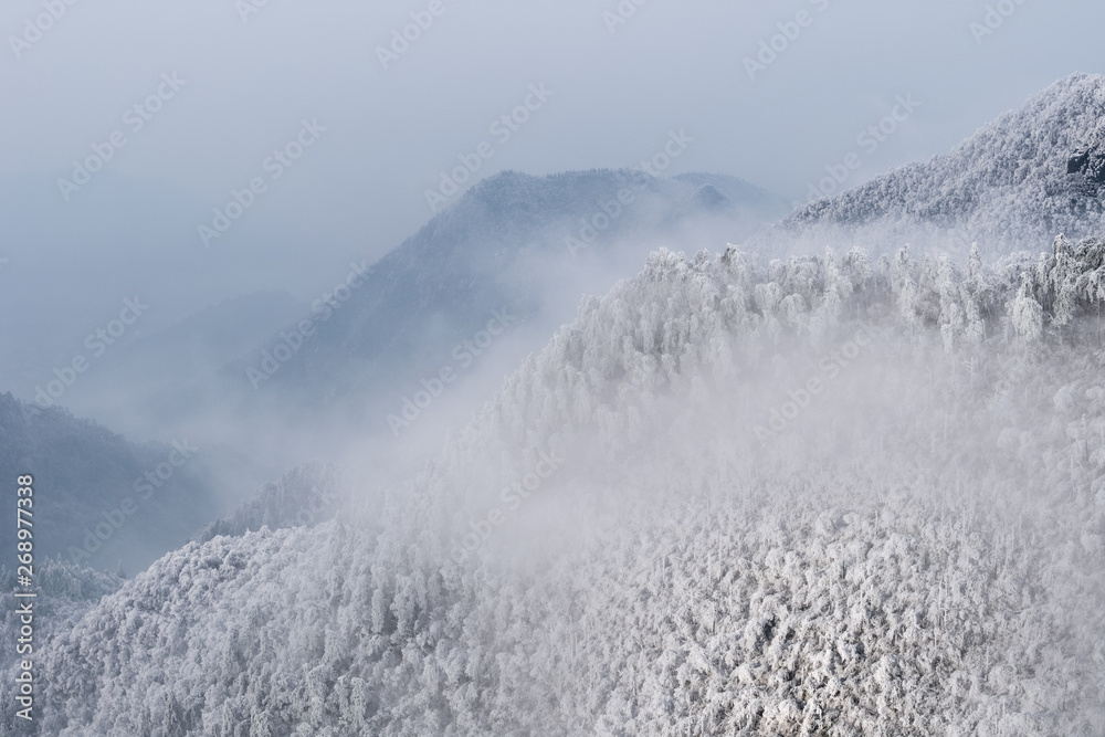 冬季山林背景