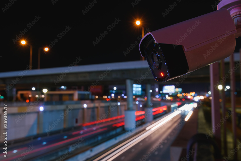 闭路电视监控摄像头在交通道路上运行