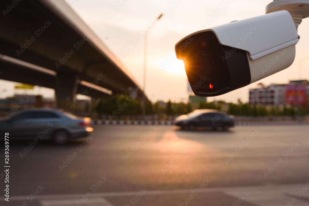 闭路电视监控摄像头在交通道路上运行