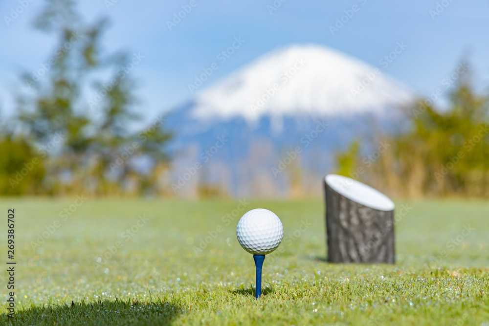 ティーグラウンドのゴルフボールと富士山