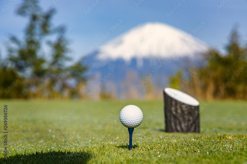 ティーグラウンドのゴルフボールと富士山