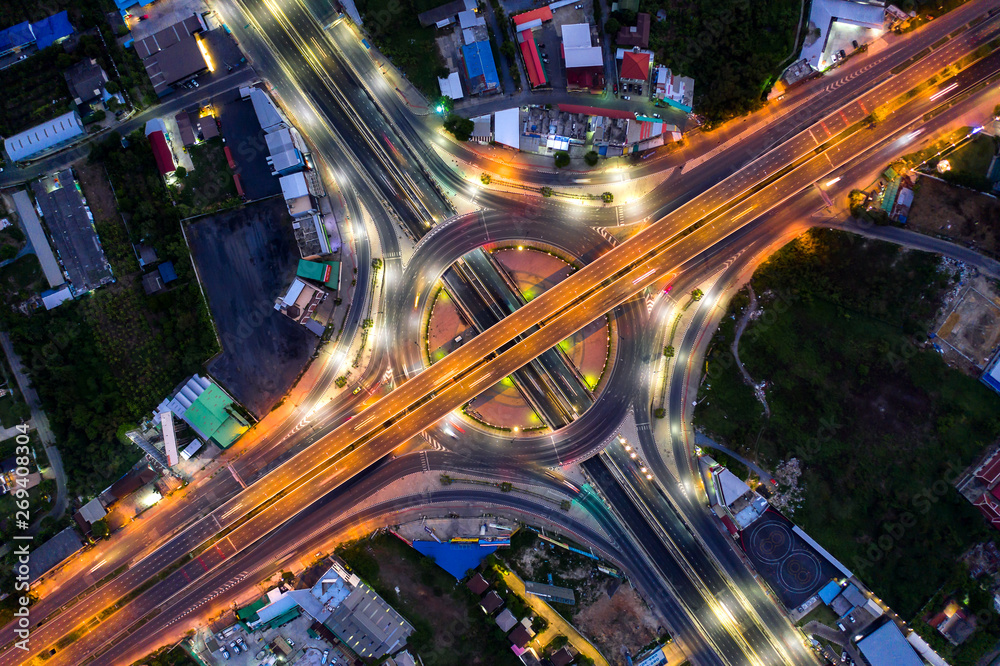 高速公路交叉口鸟瞰图泰国曼谷城市夜景。