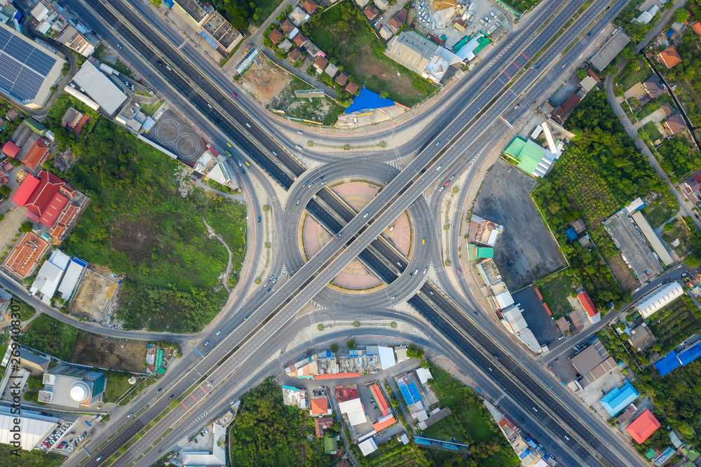 高速公路交叉口鸟瞰图泰国曼谷城市俯视图。